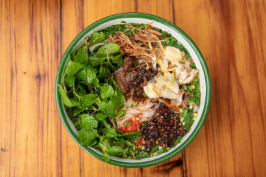 餐桌上调料丰富的牛肉米干 云南特色美食