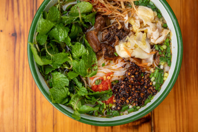 餐桌上调料丰富的牛肉米干 云南特色美食