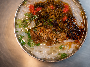 云南特色美食米干特写镜头