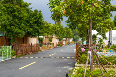 户外汽车营地里的大型帐篷