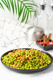 盘子里的美食青豆炒肉