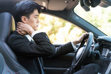 疲累的豪华专业司机，手按摩颈椎