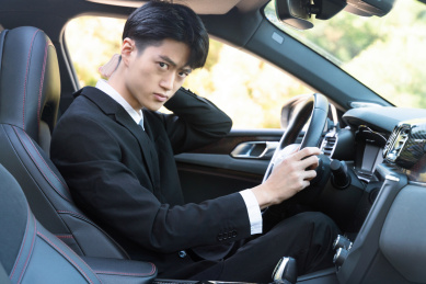 疲累的豪华专业司机，手按摩颈椎