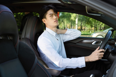 一身疲惫开车的年轻男性