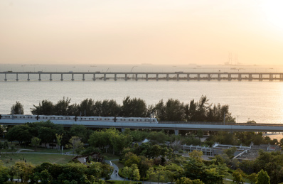 深圳宝安西湾红树林与地铁11号线