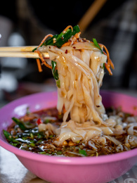 云南普洱特色美食凉拌米干特写镜头