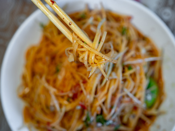 云南普洱特色美食舂木瓜特写镜头