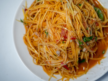 云南普洱特色美食舂木瓜特写镜头