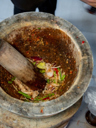 云南普洱特色美食舂鸡脚特写镜头