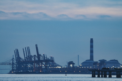 福建厦门，罕见的海浪云和海边的火力发电厂