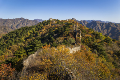 秋天蜿蜒屹立在五彩山上的慕田峪长城
