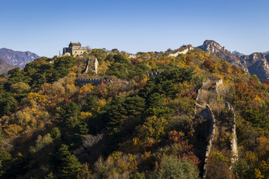 秋天蜿蜒屹立在五彩山上的慕田峪长城