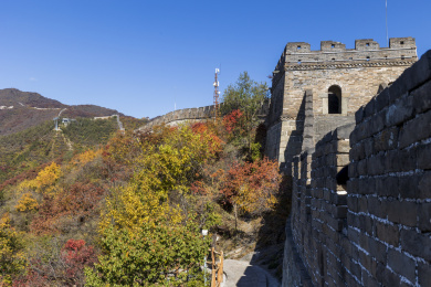 秋天蜿蜒屹立在五彩山上的慕田峪长城
