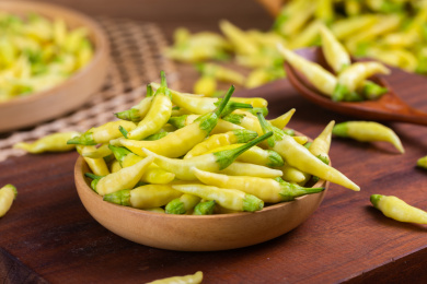 装在木碟里的黄色朝天椒