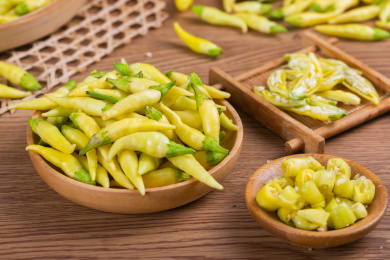 装在木碟里的黄色朝天椒和切段的朝天椒近景