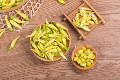 装在木碟里的朝天椒和切开的朝天椒