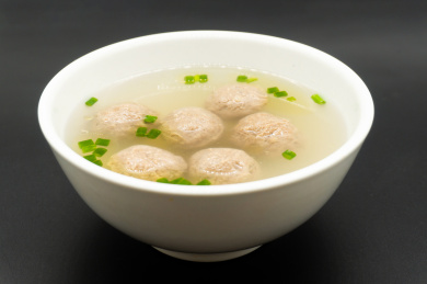 黑色背景一碗潮汕牛肉丸汤