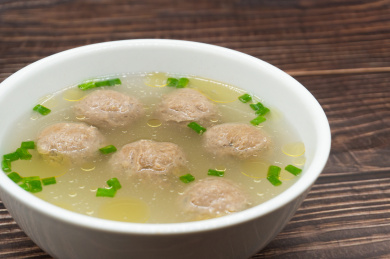 木桌背景一碗潮汕牛肉丸汤例汤