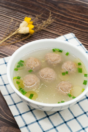 木桌背景一碗潮汕牛肉丸汤