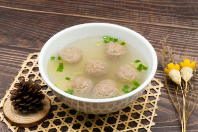 木桌背景一碗潮汕牛肉丸汤