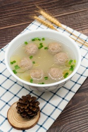 木桌背景一碗潮汕牛肉丸汤
