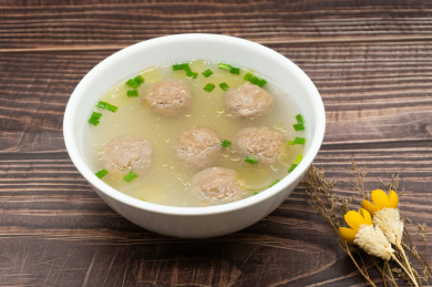 木桌背景一碗潮汕牛肉丸汤