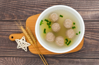 木桌背景一碗潮汕牛肉丸汤