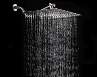 黑色背景淋浴花洒出水效果