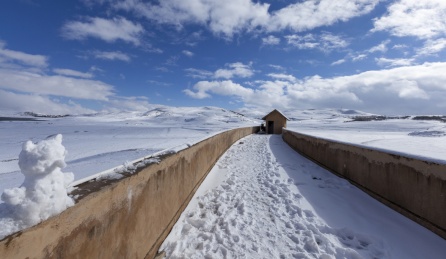 中国云南昭通大山包大海子民居雪山风景