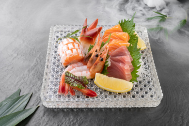 日本料理三文鱼三文鱼北极贝北甜虾刺身拼盘