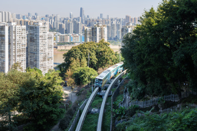 在重庆渝中区半山腰中行驶的轨道交通2号线