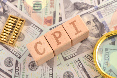 纸币上放着字母积木CPI