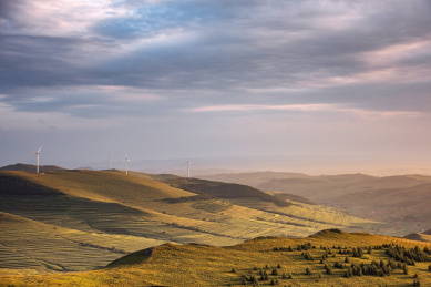 彩云下辽阔的草原