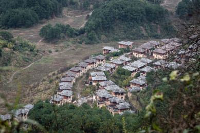 俯瞰大山里几乎荒废的别墅群