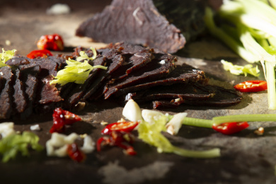 木砧板上腊牛肉 