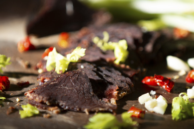 木砧板上腊牛肉 