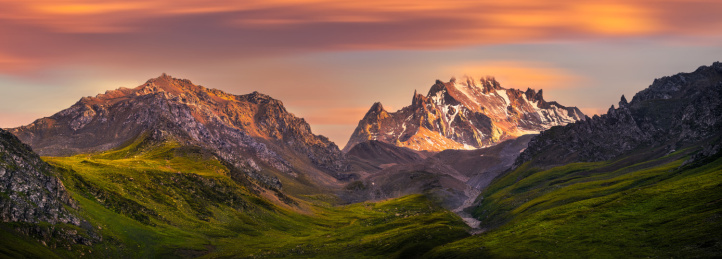 中国新疆那拉提日照金山