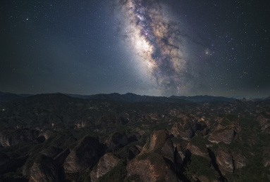 中国广西桂林丹霞地貌星空银河