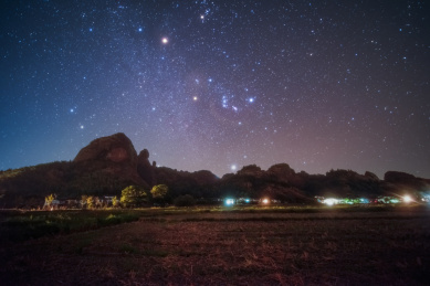 中国广西桂林丹霞地貌星空银河