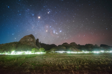中国广西桂林丹霞地貌星空银河