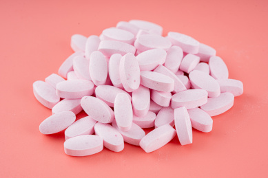 摆放整齐的蓝莓叶黄素压片糖果