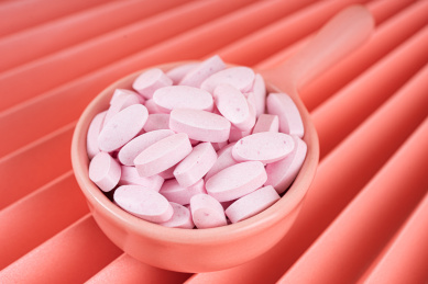 摆放整齐的蓝莓叶黄素压片糖果