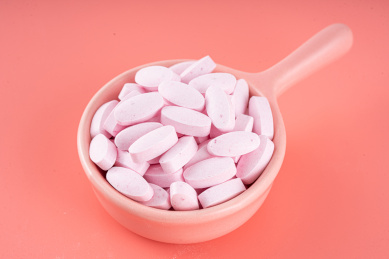 摆放整齐的蓝莓叶黄素压片糖果