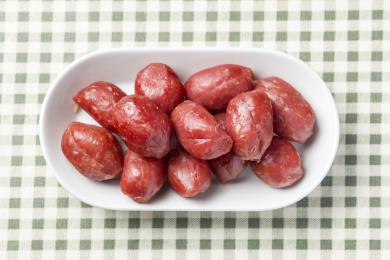 一盘肉枣腊肠摆放在桌面上特写