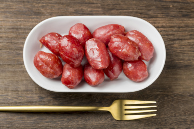 一盘肉枣腊肠摆放在桌面上特写