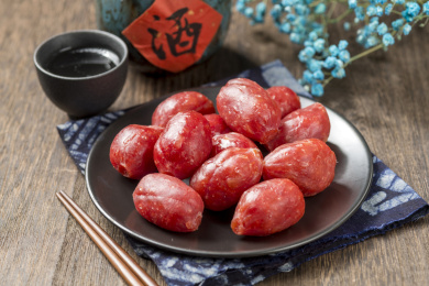 一盘肉枣腊肠摆放在桌面上特写
