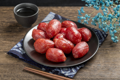 一盘肉枣腊肠摆放在桌面上特写