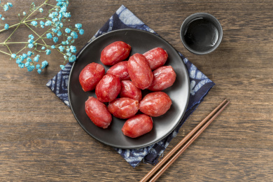 一盘肉枣腊肠摆放在桌面上特写