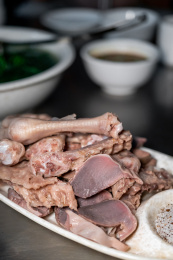 云南特色美食白卤鹅掌鹅肝鹅胗