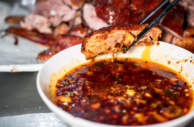 云南特色美食峨山烧鹅特写镜头